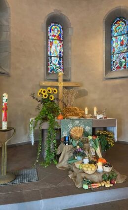 Mit Erntedankgaben geschmückt zeigte sich der Kirchenraum.
