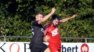 Der jüngste Derbysieg gegen den FC 07 beflügelt die Fußballer der TSV Auerbach (rechts Rene Brunner im Zweikampf mit Christian Dingeldey).