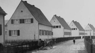 Die Gustav-Nachtigal-Straße kurz nach Entstehen der Siedlung in den 1930er Jahren. Alle Häuser sind identisch konzipiert und gebaut.