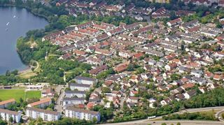 Attraktives Wohngebiet: der Mannheimer Ortsteil Rheinau-Süd heute. Rechts die alte IG-Siedlung, links der Rheinauer See, früher ein Baggerloch.