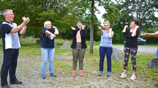 Bernd Ruppenthal (links) bietet Gesundheitswandern an. Vor den Touren gibt es ein Aufwärmtraining.