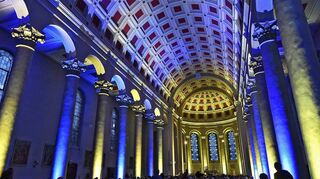 Blick in den Innenraum der Stadtkirche Sankt Georg – hier beim Musikfestival Maiway eindrucksvoll in bunten Farben angestrahlt.