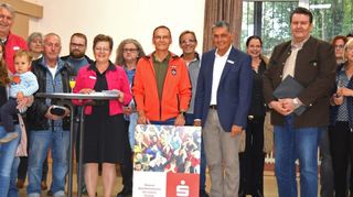 Monika Nicklas und Knut Roggatz von der Sparkasse Starkenburg hatten für die Lindenfelser Vereine 9400 Euro mitgebracht.