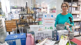 In vier Geschäften – unter anderem im Kaufhaus Ganz (unser Bild) können Küchen-Utensilien als Spenden für das Frauenhaus Bergstraße gekauft werden. Unser Bild zeigt Vorsitzende Martina Evertz bei der Vorstellung der Aktion.