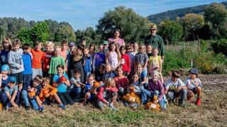 60 Drittklässler der Schillerschule haben in den Auerbacher Saisongärten Kartoffeln geerntet, die sie im Frühjahr gepflanzt hatten.