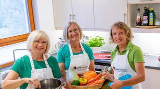Die Autorinnen von „Rezepte aus der Hospizküche“ (v.l.): Eva-Maria Lange, Elisabeth Russ und Iris Schmitt.