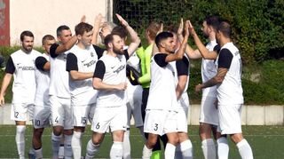 Die Spieler der SG Reichenbach klatschen sich ab für das schwere Match gegen den VfL Birkenau, an dessen Ende ein hoch-verdientes 2:2 stand.