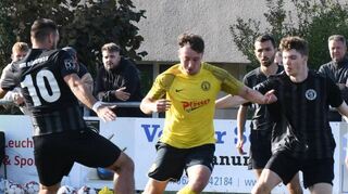 Gianluca Piergallini von der SG Brandau/Gadernheim versucht hier, seinen Gegen-spieler Roberto Palmieri (li.) zu umkurven.