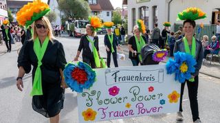Eine deutliche Botschaft sendete der Frauenkreis mit dem Motto „Frauen-Power“. Das rechte Foto zeigt den „Wild West Saloon“.