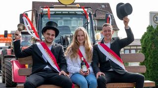 Haben ihre Feuertaufe bestanden: Mundschenk Sebastian Kredel (links) und Kerwevadder Laurin Ehrhardt (rechts) standen am Sonntag zum ersten Mal bei der Kerbredd in der Festhalle auf der Kanzel. Ebenfalls auf dem Foto, das während des Kerbumzugs entstanden ist, ist Kerweprinzessin Ariane Erhardt zu sehen.