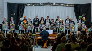 Die Harmonie Fehlheim setzte beim Konzert im Dorfgemeinschaftshaus auch optisch Akzente.