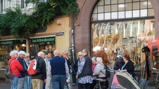 Aufmerksame Zuhörer bei der Stadtführung der Awo Auerbach in Freiburg auf dem Münsterplatz mit Reiseleiter Horst Knop (4. v.l.).