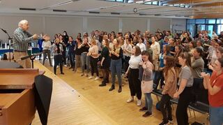 Am Wochenende feierte der AKG-Jugendchor mit zahlreichen Ehemaligen und dem Chorgründer Manfred Hein (l.) sein 40-jähriges Bestehen.