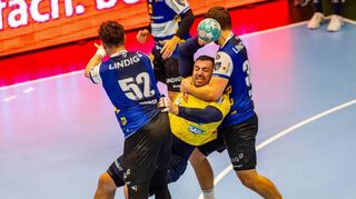 Kein Durchkommen: Löwen-Spieler Jannik Kohlbacher (Mitte) wird von den Eisenachern Justin Kurch (links) und Malte Donker am Kreis gestoppt.