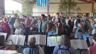 Bei der Hüttengaudi des Vereins zur Erhaltung der Tradition sorgte das Musikcorps der Freiwilligen Feuerwehr unter der musikalischen Leitung von Jean Diehl für ausgelassene Stimmung.
