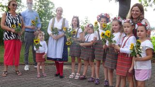 Die ukrainischen Kinder präsentierten bei ihrem Besuch in der Lindenfelser Seniorenresidenz die Tänze „Ich hag der in die Ripp“ und „Es geht nichts über die Gemütlichkeit“. Außerdem hatten sie ihre Symbolblumen dabei.