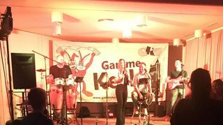Gadernheim: Der Discoabend zum Auftakt der Kerb mit der Band Andys Party People in der Heidenberghalle ein Erfolg

Richtig gute Stimmung am Freitagabend!

Gadernheim. Der Gadernheimer Kerbverein um den Vorsitzenden Stephan Ramge hatte auf die richtige Band gesetzt. Andys Party People sorgten am Freitagabend für eine volles Foyer in der Heidenberghalle in Gadernheim. Schon im vergangenen Jahr hatte die Band den Goremer eingeheizt. Rund 300 Kerbbesucher feierten ausgelassen zu aktuellen Hits. Dazwischen heizte die Band die Besucher immer wieder mit dem Kerb-Spruch an. Vor der Bühne genügend Platz zum Tanzen. Nur im hinteren Teil begrenzt von der Bar. Wir sind froh, dass die Band, für uns Zeit hatte so Stephan Ramge. Die Musik ist für alle Generationen. Viele Besucher die Band von der Kerb 2022. Pfarrerin Marion Mühlmeier hat ihre Freude an der Discomusik. Mit Ehemann und Be-kannten schwoften sie zu den Hits. Die Mitglieder des Kerbvereins sorgten für den Services: verkauften die Eintrittsbänder, das Essen und die Getränke.