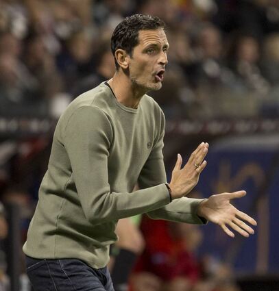Dino Toppmöller ist seit 100 Tagen Cheftrainer von Eintracht Frankfurt; beide Seiten sind mit der Entwicklung des Teams zufrieden.