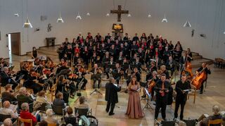 Das Collegium Musicum Bergstraße gestaltete das Auftaktkonzert der Musiktage gemeinsam mit dem German-American Community Choir in Sankt Laurentius.