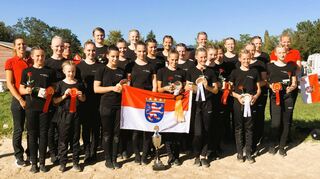 Die Voltigierer vom RVV Lindenhof trugen erfolgreich zum Sieg des hessischen Teams beim Fünf-Länder-Vergleichs-Wettkampf in Heilgenwald im Saarland bei.