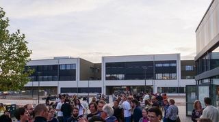 Die Karl-Kübel-Schule hatte ehemalige Schülerinnen und Schüler zu einem Fest eingeladen – und viele kamen.