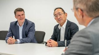 Im Gespräch anlässlich des 20-jährigen Standortjubiläums von Suzuki Deutschland in Bensheim: Daniel Schnell (links)und Kazuyuki Yamashita (Mitte).