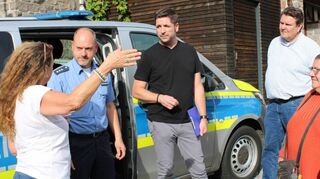 Bei der Polizeisprechstunde am Moëlan-Platz standen Polizeihauptkommissar Martin Runzheimer, Ordnungsamtsleiter Andreas Keil und Bürgermeister Michael Helbig (von links) interessierten Bürgern als Ansprechpartner zur Verfügung.
