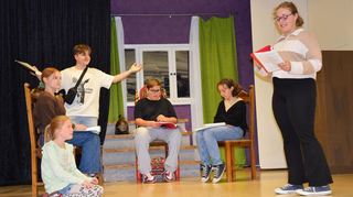 Das Junge Ensemble führt die Zuschauer diesmal mit einem unterhaltsamen Stück ins Mittelalter. Die Nachwuchs-Schauspieler sind mit den Proben für „Ritter Trenk“ beschäftigt. Premiere ist im Dezember im Paulusheim.
