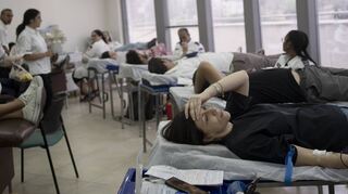 Israelis spenden Blut beim Rettungsdienst Magen David Adom in Jerusalem.