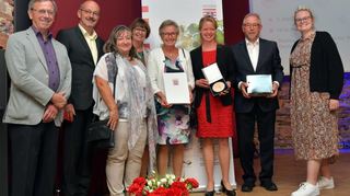 (v.l.) Heinz und Rolf Freiberger, Diana Hörner, Landwirtschaftsministerin Priska Hinz, Elisabeth Freiberger, Charlotte Freiberger-Rabold, Otto Guthier, Vorsitzender Weinbauverband Hessische Bergstraße, Bergsträßer Weinkönigin Nina Kaltwasser.