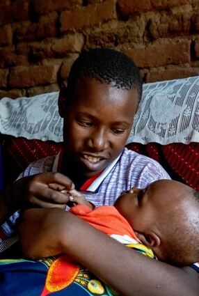 Elia aus Tansania ist glücklich, dass er nach seiner Augen-OP zum ersten Mal seine Schwester sehen kann.