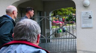 Der Ortsbeirat Winterkasten betrachtet am Friedhof die neue Gedenktafel für den US-Airforce-Piloten Robert Leslie van Horn, der gegen Ende des Zweiten Weltkriegs bei Reichelsheim notgelandet und von der Gestapo erschossen wurde.