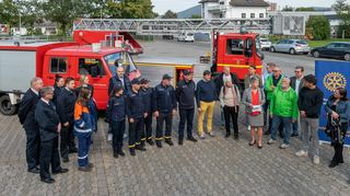 Ein Fahrzeug der Feuerwehr Gronau und eine Drehleiter aus Mörfelden-Walldorf, die von den Vereinen Tour der Hoffnung und Wir sind Bergstraße über Spenden finanziert wurde, sind ab sofort in der Ukraine im Einsatz. Übergeben wurden beide Fahrzeuge am Stützpunkt der Bensheimer Feuerwehr.