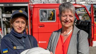 Irina Driukova überreichte Bürgermeisterin Christine Klein als Dankeschön einen signierten Feuerwehrhelm aus Khmelnytskyj.