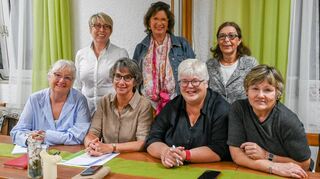 Der neugewählte Vorstand des Vereins Frauenhaus mit (v.l.) Renate Tietz (Schriftführerin), Maria Heeß (Beisitzerin), Martina Evertz (Vorsitzende), Brigitte Schmitt-Drawitsch (Beisitzerin), Konstanze Hiemenz (zweite Vorsitzende), Anette Seip (Beisitzerin) und Edeltraud Lubda (Rechnerin).