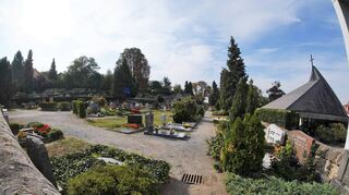 Blick über den Zwingenberger Friedhof mit der Friedhofshalle (rechts). Die SPD hätte gerne, dass dort eine Infrarotheizung anstelle einer neuen Gasheizung eingebaut wird. Das Thema wird jetzt in den Fachausschüssen beraten.