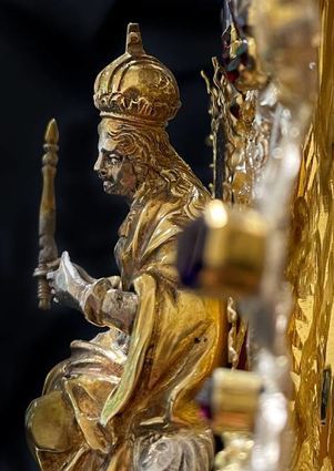 In der neuen Dauerausstellung im Museum sind ab Samstag (14.) Bensheimer Kostbarkeiten aus dem Kirchenschatz zu sehen. Dazu gehören unter anderem eine gotische Turmmonstranz (Detailaufnahme, links), die Bensheimer Rosenkranzmonstranz (Mitte) und ein Emaillebild der Bensheimer Rosenkranzmonstranz.