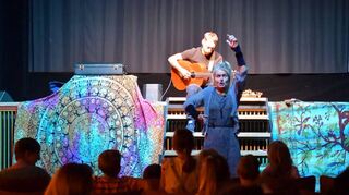Die Märchenmuhme Hannah Ehleben erzählte im Saalbaukino eine Geschichte.