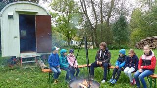Till Ködel (Mitte) leitet die neue Jugendgruppe in der Ortsgruppe des Naturschutzbunds Beedenkirchen. Das erste Treffen fand beim Bauwagen der Nabu-Gruppe statt.