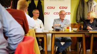 Europaabgeordneter Michael Gahler (Mitte) sprach am Donnerstag bei der Mitgliederversammlung der CDU über den Krieg in der Ukraine, aber auch über den Terrorangriff der Hamas auf Isreal.