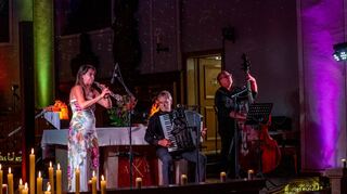 Ulrike Albeseder, Uwe Hanewald und Wolfgang Mayé begeisterten in St. Nazarius in der Reihe „Offene Kirche“ mit ihrem Können und einem vielseitigen Programm.