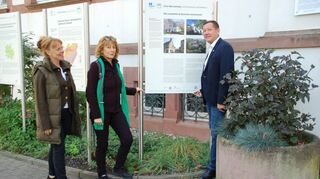 Freuen sich über die neuen Geopark-Tafeln vor dem Rathaus: Cornelia Eicher, Gemeinde Seeheim-Jugenheim, Jutta Weber, Geschäftsführerin Geo-Naturpark Bergstraße-Odenwald und Bürgermeister Alexander Kreissl.