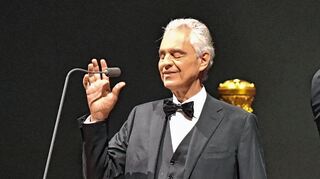 Auf der großen Bühne nur dem Anschein nach klein wirkend: Andrea Bocelli, 65, gastierte mit dem vollen Show-Geschirr in der Mannheimer SAP Arena.