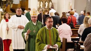 Mit den Insignien wie Hirtenstab und Mitra war Bischof Kohlgraf in St. Nazarius präsent. Dort feierte er mit den Pfarrern Michael Bartmann (vorn) und Klaus Rein (sitzend) sowie vielen Katholiken aus Lorsch und Einhausen einen Gottesdienst.