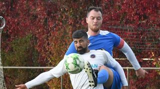 Vedat Sogukcesme (FSG) schirmt den Ball gegen Silas Rettig (Kirschhausen) ab. Der SVK kam in Bensheim überhaupt nicht zum Zuge und unter die Räder.