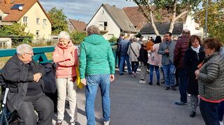 Unter reger Anteilnahme der Bevölkerung wurde der neue Schulsteg am Sonntagvormittag feierlich eingeweiht. Pfarrer Klaus Rein (links) hob dabei die Verbindung zwischen den beiden Ortsteilen Klein- und Großhausen hervor.