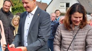 Bürgermeister Helmut Glanzner und Jana Simon-Bauer vom „Projekt Stadt“ beim Durchschneiden des roten Bandes zur Freigabe des neuen Schulsteges.