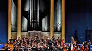 Die Mannheimer Philharmoniker im Rosengarten unter der Leitung von Boian Videnoff und mit der Sopranistin Kristine Opolais.