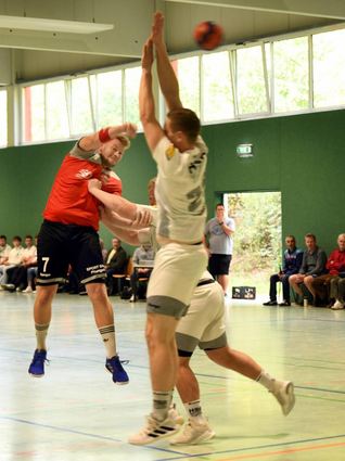 In der für den Spielbetrieb ungewohnten, kleinen TSV-Vereinshalle setzten sich die Handballer der HSG Bensheim/Auerbach gegen HSG Rüsselsheim durch; das Bild zeigt Maximilian Wenner beim Torwurf.