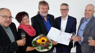 Hartmut Krämer (Dritter von links) hat den Ehrenbrief des Landes Hessen erhalten. Unser Bild zeigt (von links) den CDU-Fraktionsvorsitzenden Erich Sauer, Ursula Metzger, Hartmut Krämer, Landrat Christian Engelhardt, Bürgermeister Andreas Heun sowie Helmut Adam, den Vorsitzenden der Gemeindevertretung.